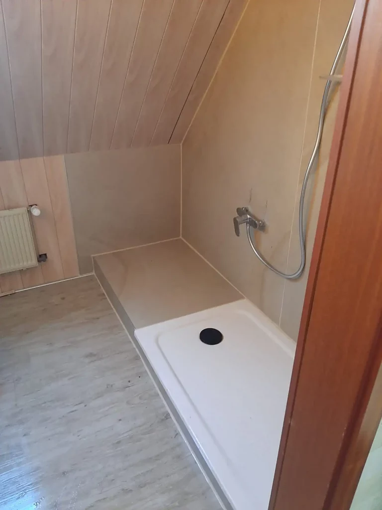 Moderne Dusche in einem Dachgeschossbad mit Holzverkleidung und hellem Bodenbelag. - Praktisches Bad