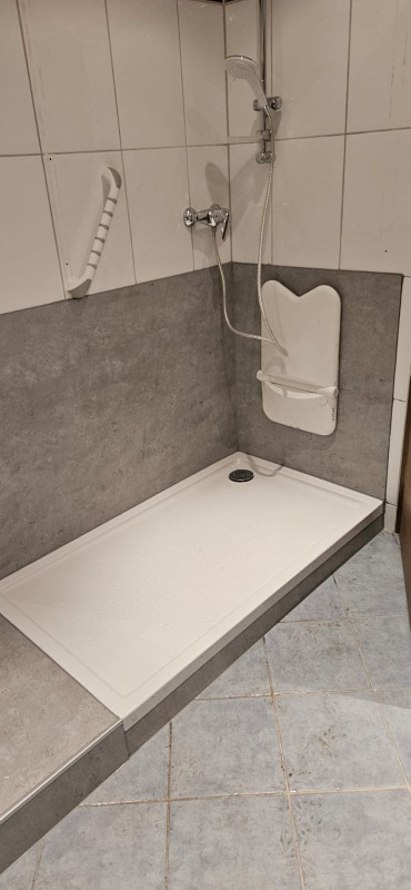 Moderne Dusche mit rutschfester Duschwanne und Haltegriff in einem Badezimmer. - Praktisches Bad