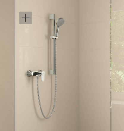 Moderne Duscharmatur mit Handbrause und flexibler Schlauchmontage in einem hellen Badezimmer. - Praktisches Bad