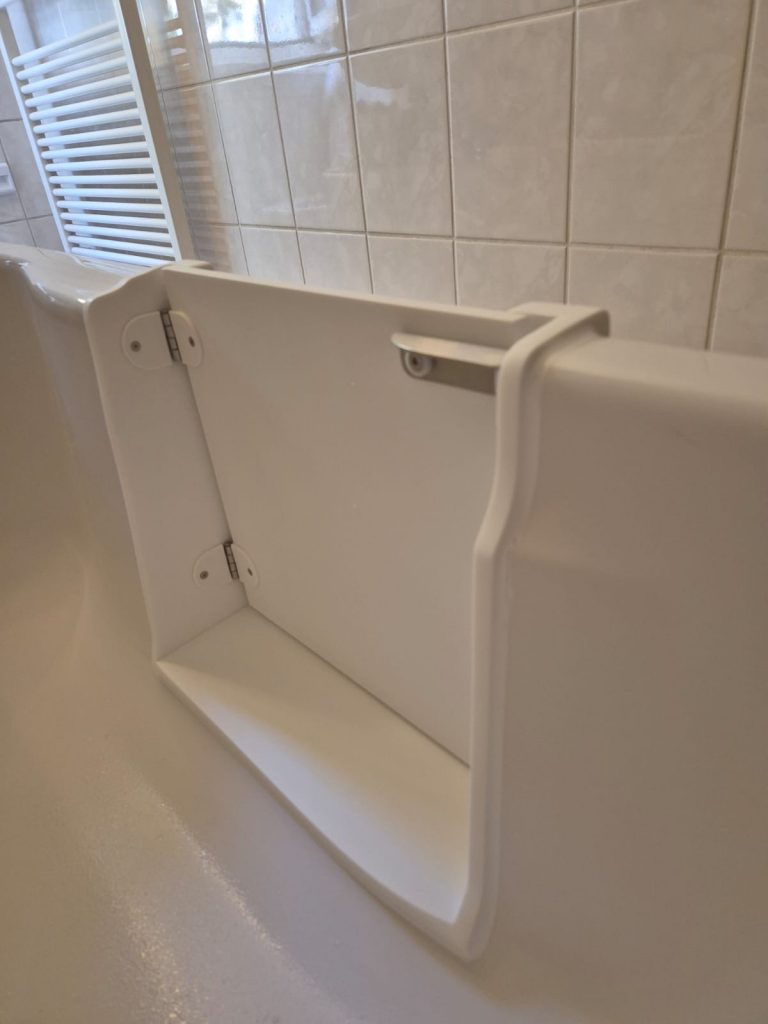 Nahaufnahme eines weißen Badewannenaufsatzes mit Halterung an der Badewanne. - Praktisches Bad