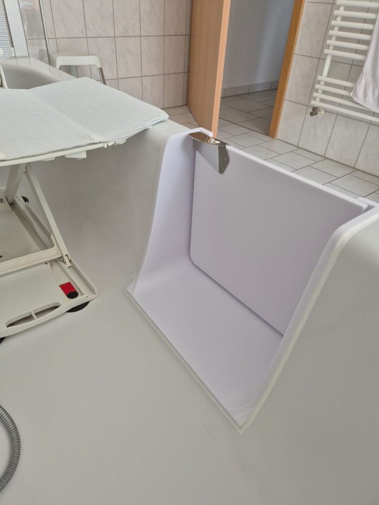 Detailansicht einer Badewannentür, die den Zugang zur Badewanne erleichtert und Sicherheit bietet. - Praktisches Bad