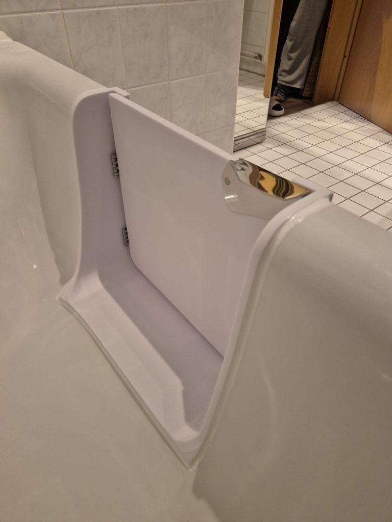 Detailaufnahme einer Badewannentür, die den Zugang zur Badewanne erleichtert und Sicherheit bietet. - Praktisches Bad