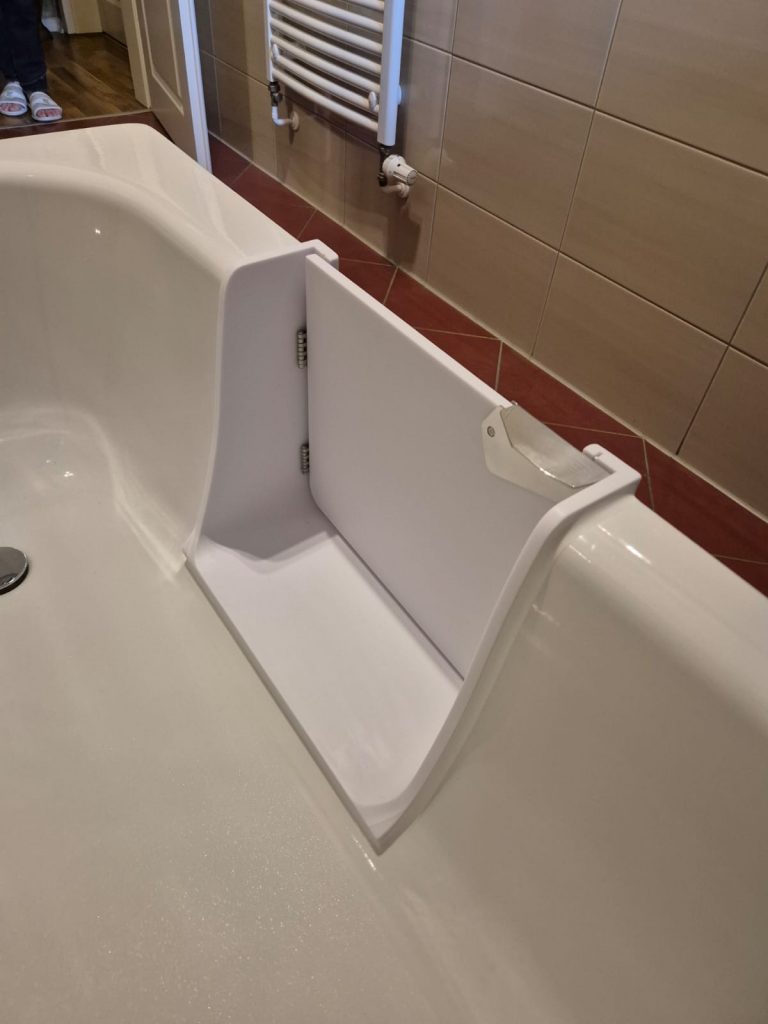 Detailaufnahme einer Badewannentür, die den Zugang zur Badewanne erleichtert und Sicherheit bietet. - Praktisches Bad