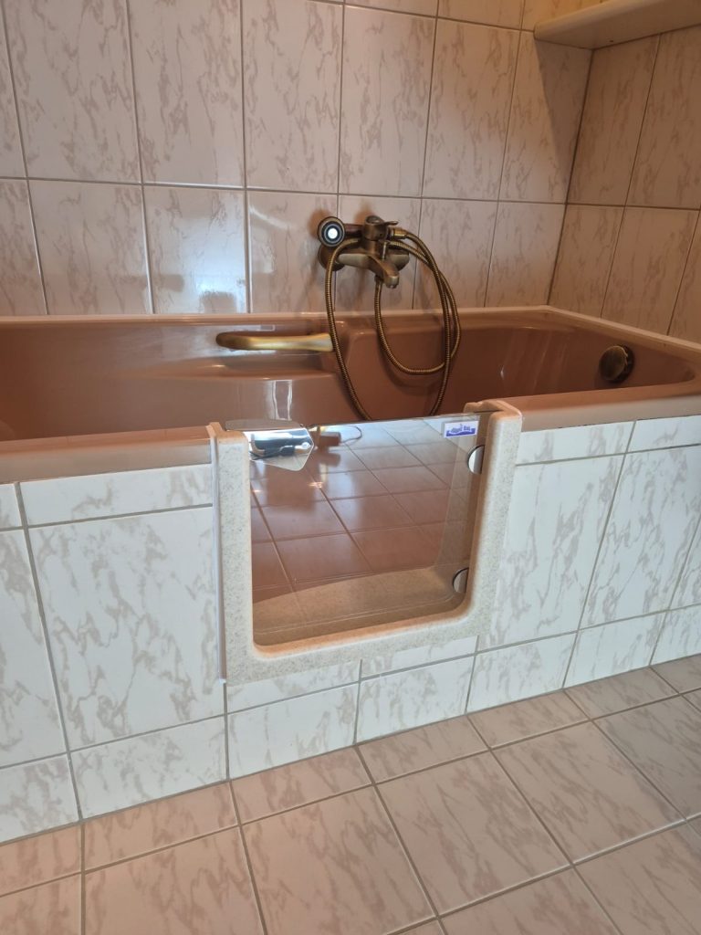 Eine Badewanne mit einer Badewannentür, die den Zugang erleichtert und Sicherheit bietet. - Praktisches Bad