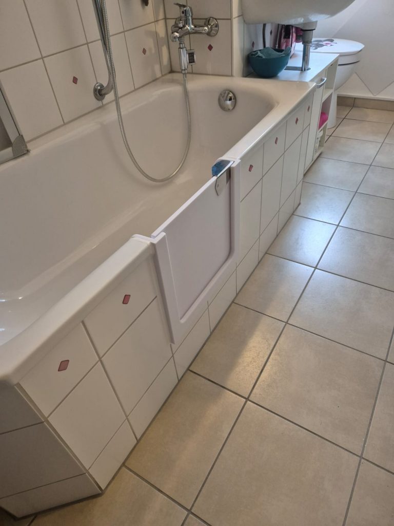 Moderne Badewanne mit Badewannentür für einfachen Zugang und Komfort im Badezimmer. - Praktisches Bad