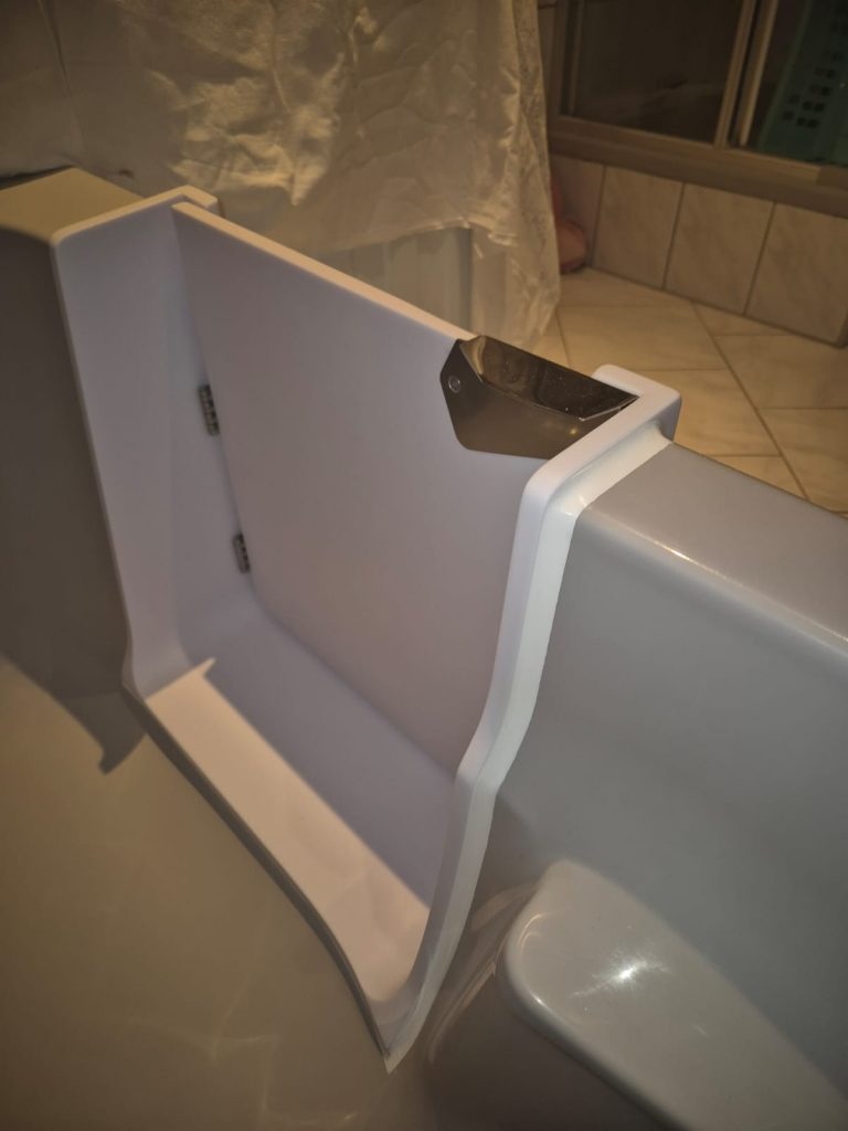 Detailaufnahme einer Badewannentür, die den Zugang zur Badewanne erleichtert und Sicherheit bietet. - Praktisches Bad