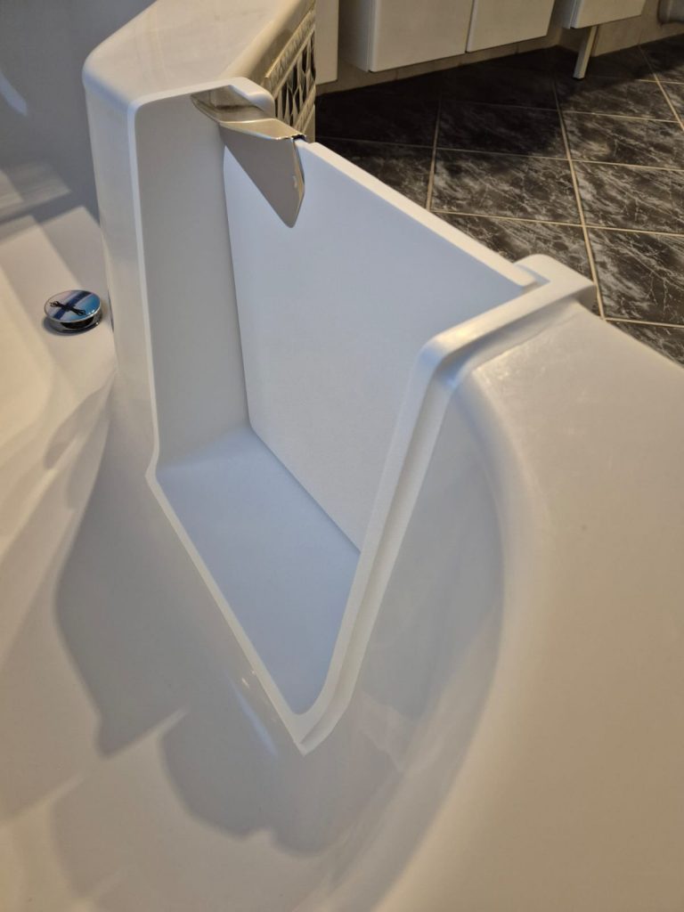 Detailaufnahme einer Badewannentür, die den Zugang zur Badewanne erleichtert und Sicherheit bietet. - Praktisches Bad