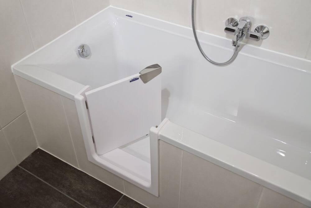 Badewannentür in einem seniorengerechten Badezimmer für den einfachen Zugang zur Wanne zur Dusche. - Praktisches Bad