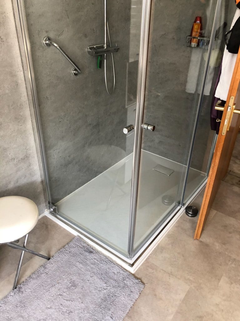 Moderne Dusche mit klaren Wänden und einem Badewannentür-Design für einfachen Zugang. - Praktisches Bad