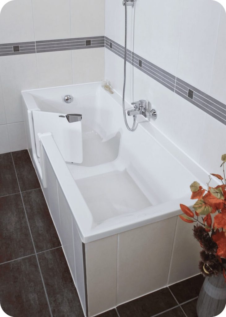 Badewannentür in einem seniorengerechten Badezimmer, ideal für eine Wanne zur Dusche und praktisches Bad. - Praktisches Bad