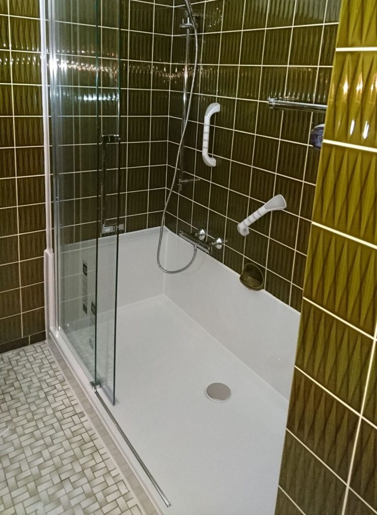 Moderne Dusche mit Badewannentür für einfachen Zugang und Sicherheit im Badezimmer. - Praktisches Bad