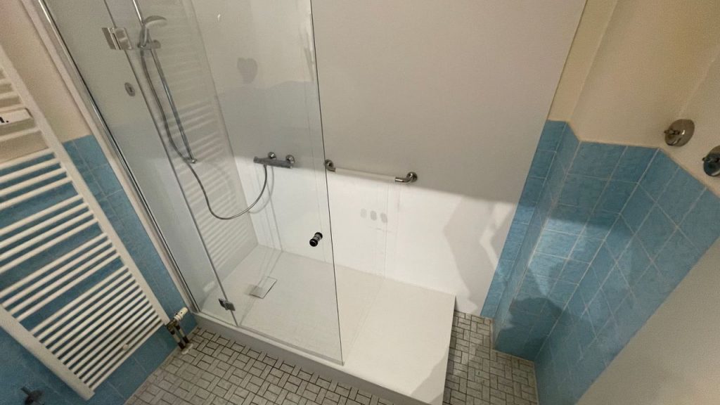 Moderne Dusche mit Badewannentür, die den Zugang erleichtert und Sicherheit bietet. - Praktisches Bad